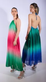 Vestido largo de fiesta con escote halter y falda plisada con degradé de verde a rosa.