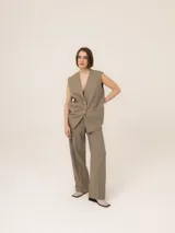 Pantalón de vestir de corte recto y tiro alto, con diseño de rayas verticales finas y bolsillos laterales.