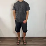 Remera verde militar con cuello redondo y corte regular.