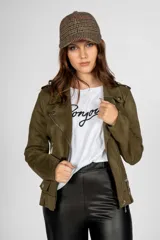 Chaqueta de gamuza color verde militar, estilo biker, con cierre asimétrico, solapas, hombreras con broches y bolsillos con cierre.