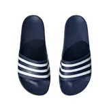 Ojotas Adidas modelo Adilette Aqua, color azul marino con las tres tiras características de la marca en color blanco sobre la banda superior.
