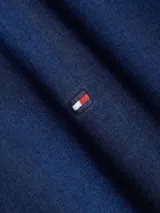 Camisa de manga larga Tommy Hilfiger de algodón chambray azul. Tiene cuello abotonado, cierre con botones y logo bordado en el pecho.