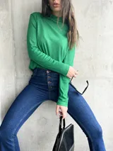 Remera de cuello alto color verde esmeralda, de mangas largas y corte ajustado.