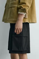 Bermuda cargo de algodón color beige claro, con corte relajado, bolsillos laterales de parche con solapa y bolsillos traseros de vivo.