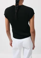 Chaleco de punto negro con cuello redondo y diseño sin mangas de corte recto.