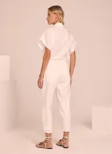 Pantalón blanco de vestir, de tiro alto y corte recto.