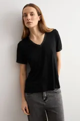 Remera negra de manga corta con escote en V y sutil detalle de lurex brillante en el cuello y las mangas.