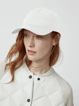 Gorro tipo gorra de béisbol color blanco, con visera curva y logo bordado en la parte frontal.