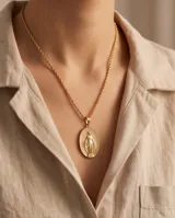 Collar de acero con baño de oro y cadena de eslabones tipo cuerda, con dije ovalado colgante con relieve de la Medalla Milagrosa.