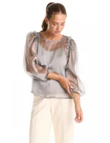 Blusa de organza translúcida con acabado satinado, mangas estilo balloon con volados en los hombros y puños elastizados. Incluye musculosa interna a tono.