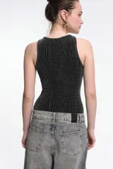 Body negro con hilos dorados y diseño geométrico.