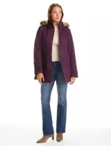 Gabardina impermeable color violeta con capucha desmontable con borde de piel sintética. Presenta cierre frontal oculto con botones a presión, bolsillos laterales con solapa y costuras matelassé, y ajuste interno en la cintura. El diseño incluye detalles capitoneados en hombros y espalda, y trabas en los puños.