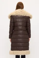 Tapado largo tipo puffer de color marrón oscuro, con diseño acolchado y amplios bordes de piel sintética en color crema en el cuello, solapas y ruedo.