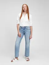 Camisa de corte clásico y entallado, color blanco, con cuello camisero, cierre frontal de botones, mangas largas con puños abotonados y un bolsillo frontal en el pecho.