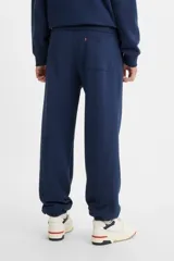 Pantalón de jogging azul marino de Levi's, corte regular, tiro medio, con logo pequeño en blanco en la pierna izquierda y puños elásticos.