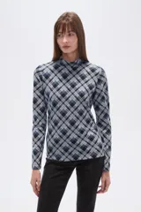 Remera de manga larga con cuello alto, confeccionada en tejido de viscosa y elastano con estampado a cuadros en tonos azul, gris y negro.