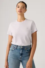 Remera Levi's de algodón color lila, de manga corta y cuello redondo, con pequeño logo bordado en el pecho.