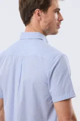 Camisa a cuadros de manga corta en tono celeste, con cuello abotonado y bolsillo frontal en el pecho que incluye un sutil bordado.
