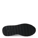 Championes urbanos color beige con detalles en negro y suela blanca.