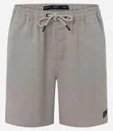 Bermuda gris texturizada con cintura elástica ajustable con cordón, bolsillos laterales y etiqueta de marca en el lateral.