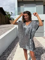 Túnica tipo poncho de corte holgado y escote en V, completamente cubierta de lentejuelas plateadas brillantes.