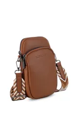 Bandolera compacta color rojo con textura de cuero, correa regulable y desmontable con diseño de rayas rojas y blancas. Cuenta con bolsillos frontales y cierre, interior forrado en tela.