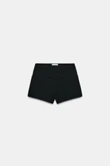 Shorts mini negros de tiro medio con cintura elástica ancha.