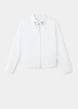 Camisa de popelín de algodón color blanco, con diseño recto, cuello camisero clásico y detalle de cristales decorativos en el cuello. Presenta cierre de botones oculto y manga larga con puños abotonados.