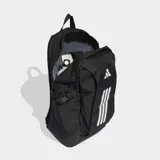 Mochila Adidas APWR de color negro con el logo y las tres bandas icónicas de la marca en blanco en la parte frontal. Cuenta con compartimento para notebook, bolsillo lateral para botella, correas de compresión laterales y panel trasero de malla para mayor ventilación.