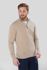 Buzo liso de punto fino en hilo de algodón color azul marino, con cuello alto y cierre frontal parcial con detalle de tirador de cuero.