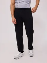 Pantalón deportivo recto negro de terciopelo francés con cintura elástica y logo bordado en la pierna izquierda.