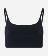 Top deportivo negro con escote recto y tirantes finos, confeccionado en poliamida con elastano.