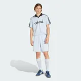 Camiseta deportiva Adidas de manga corta, color celeste con sutiles rayas verticales, cuello polo negro en V y las clásicas tres tiras negras en los hombros. Cuenta con el logotipo de la marca y la inscripción "adidas" en el pecho en color negro.