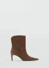 Botin de gamuza color marrón con taco fino y punta afilada, diseñado con un estilo elegante y minimalista.