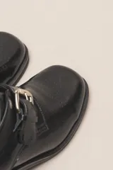 Zapato de cuero vacuno color borgoña con acabado charol, taco cuadrado de 4 cm y hebilla lateral.