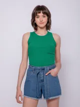 Short de jean celeste claro, tiro alto, con terminación desflecada en el ruedo y lazo de tela para atar en la cintura.