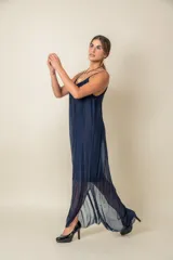 Vestido largo azul marino de seda italiana, con breteles finos ajustables, tajos laterales y forro corto.