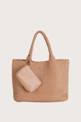 Bolso tipo tote de gran tamaño con diseño trenzado en color tostado. Cuenta con dos asas superiores trenzadas y un pequeño neceser a juego colgando de una de las asas.