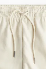 Short color crema de felpa liviana de mezcla de algodón, con cintura elástica revestida, cordón para ajustar y bolsillos laterales.