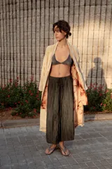 Kimono largo abierto de organza con mangas largas y aberturas laterales. Presenta un diseño con aplicaciones de tejido en relieve a tono y forro interior a contraste.