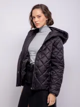 Campera capitoneada color ladrillo con capucha, cierre frontal con botones a presión y cremallera, bolsillos laterales y puños elastizados.