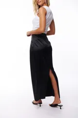 Falda larga de poliéster con estampado animal print de leopardo en tonos marrones y negros.