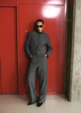 Pantalon de sastreria gris con patron de cuadros muy finos, de corte recto y holgado, tiro medio y bolsillos delanteros diagonales.