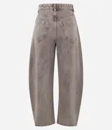 Pantalón de jean con corte barrel, de cintura alta y diseño de piernas anchas con volumen redondeado. Presenta bolsillos funcionales, trabillas para cinturón y cierre frontal con botón y cremallera.