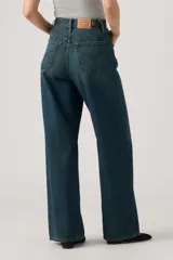Jean de corte baggy, tiro medio y pierna ancha, color azul con efecto desgastado. Confeccionado en 100% algodón sin elasticidad.