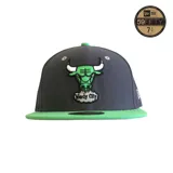 Gorro New Era 59Fifty del equipo de baloncesto Chicago Bulls. Diseño gris con visera plana verde y logo del equipo bordado en verde y blanco. Incluye la inscripción "Windy City" bordada en la parte frontal inferior.