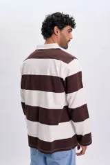 Buzo de manga larga con diseño de rayas anchas horizontales en color marrón y beige, cuello polo con solapa de botones y corte holgado.