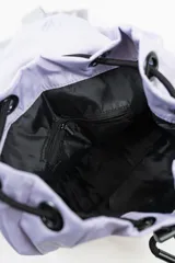 Mochila de nylon color lila con cierre de hebilla frontal, bolsillo exterior con cierre y bolsillos laterales con cierre.