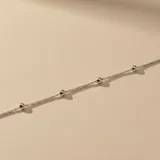 Pulsera de cadena fina de plata 925 con pequeñas esferas intercaladas a lo largo de toda la pieza.