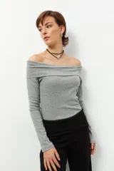 Remera color beige, strapless y de manga larga, confeccionada en algodón.